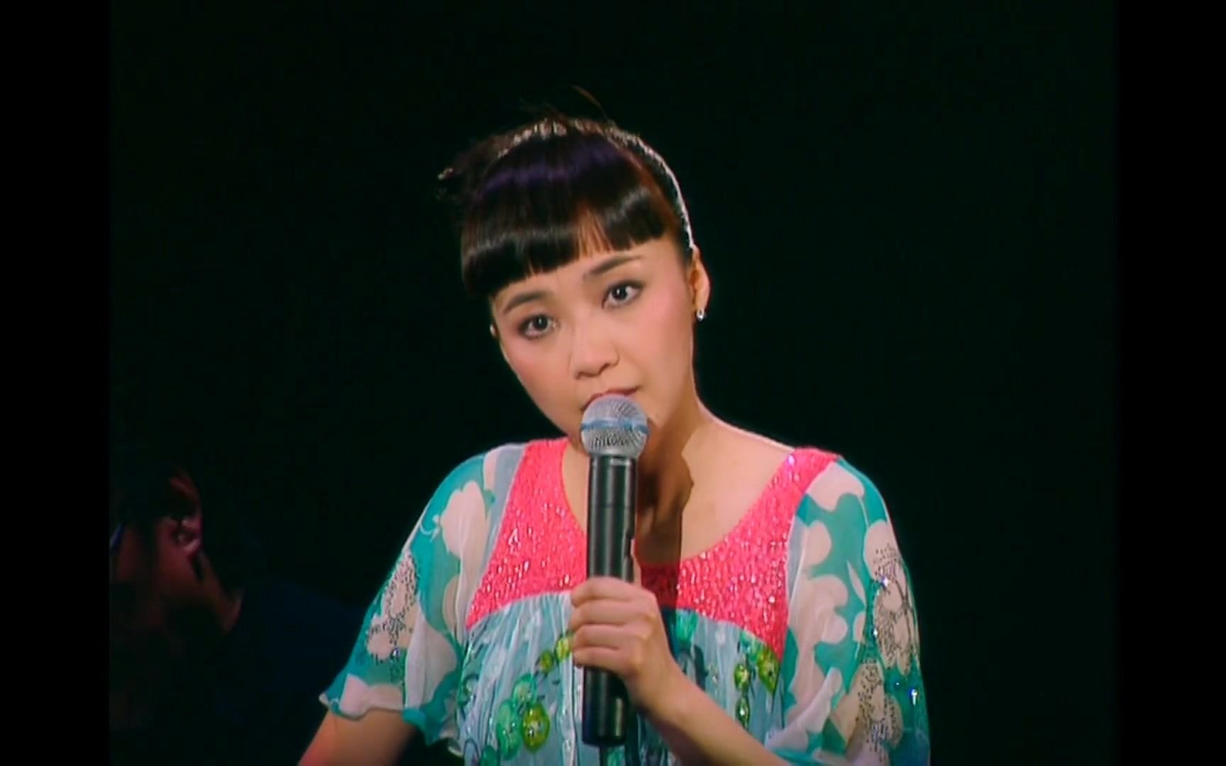 陈慧娴珍演唱会2003  陈慧娴《爱你》和观众畅谈自己的感情生活,吊打