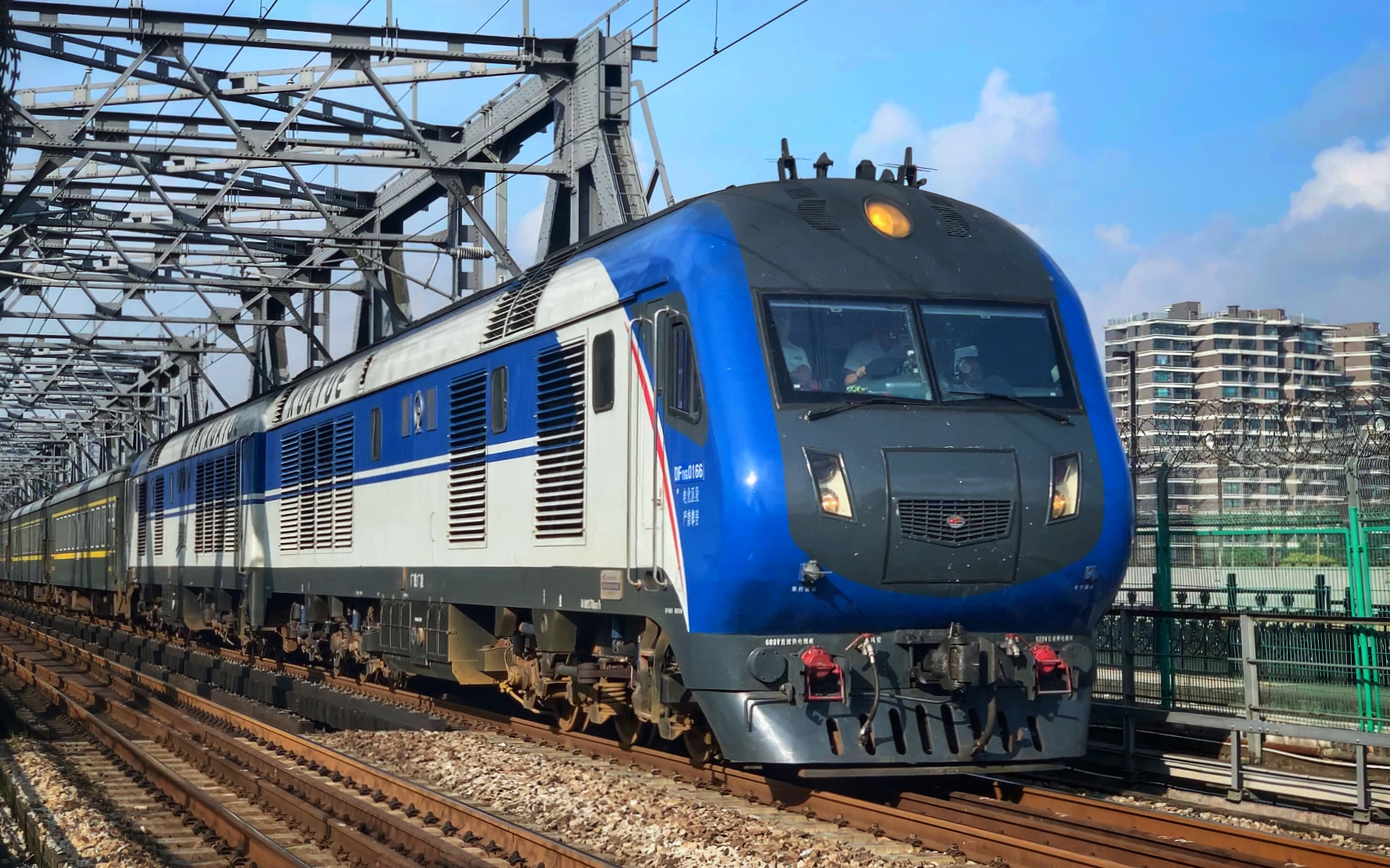 【跨海列车】海口-k512-上海南由df11g0166 0148通过广州珠江大桥西桥