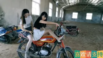 Video herunterladen: 美女轮流踩发轰油摩托