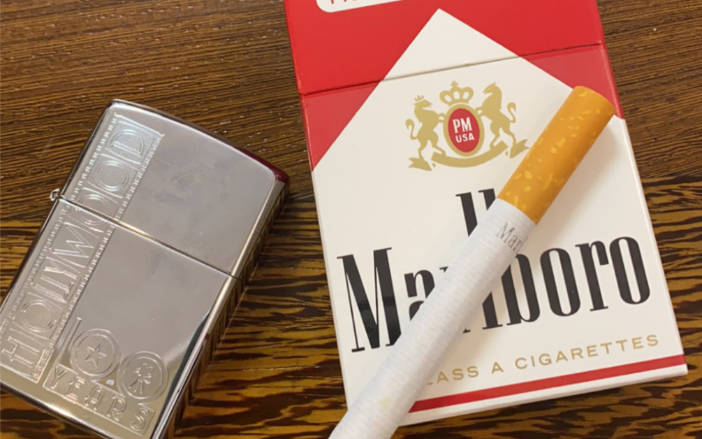 美税美短marlboro,翻开壳子有点小紧,烟支排布767,经典万的味道(自行体会),非常顺滑劲道足!两个字“醇厚”!哔哩哔哩bilibili