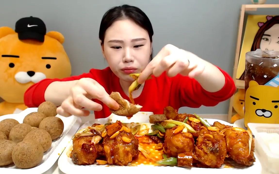韩国美女大胃王17分钟吃光炸鸡年糕和芝士球