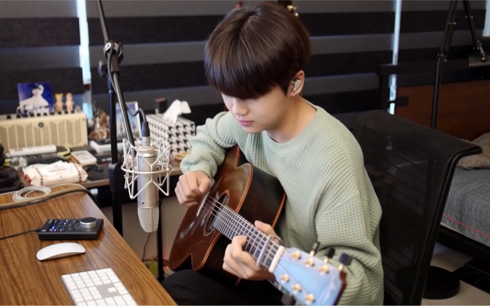 【金永所/youngso kim】iu-celebrity|covered by 金永所|fingerstyle