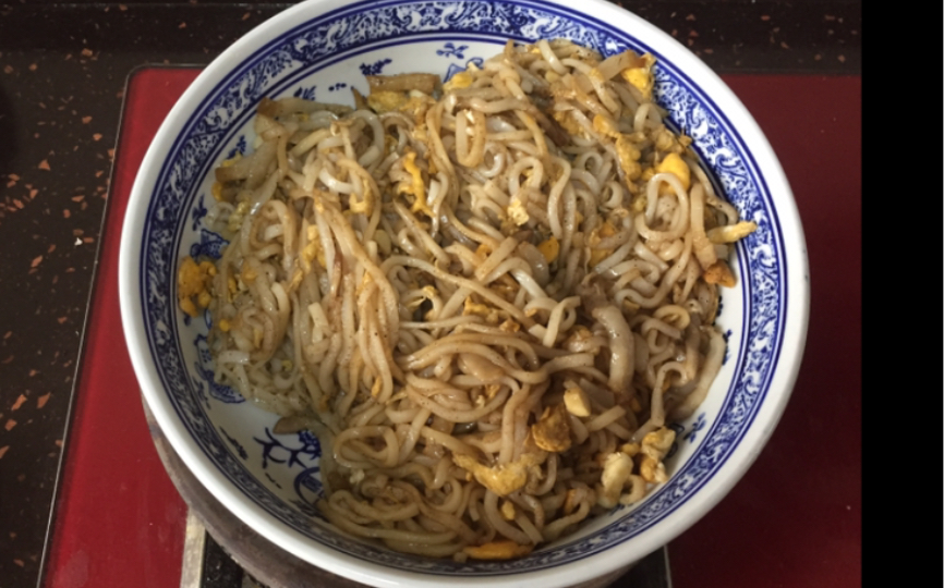 简单朴素的鸡蛋炒粿条!