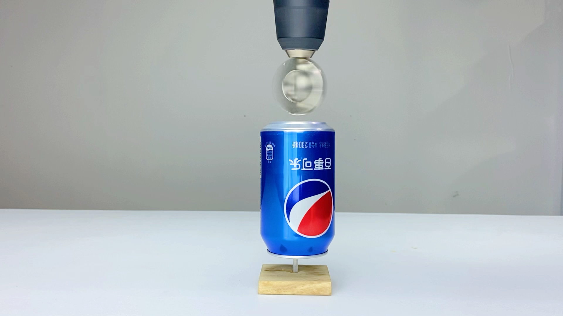 啥情况?一块磁铁怎么就让易拉罐自己转起来了呢?