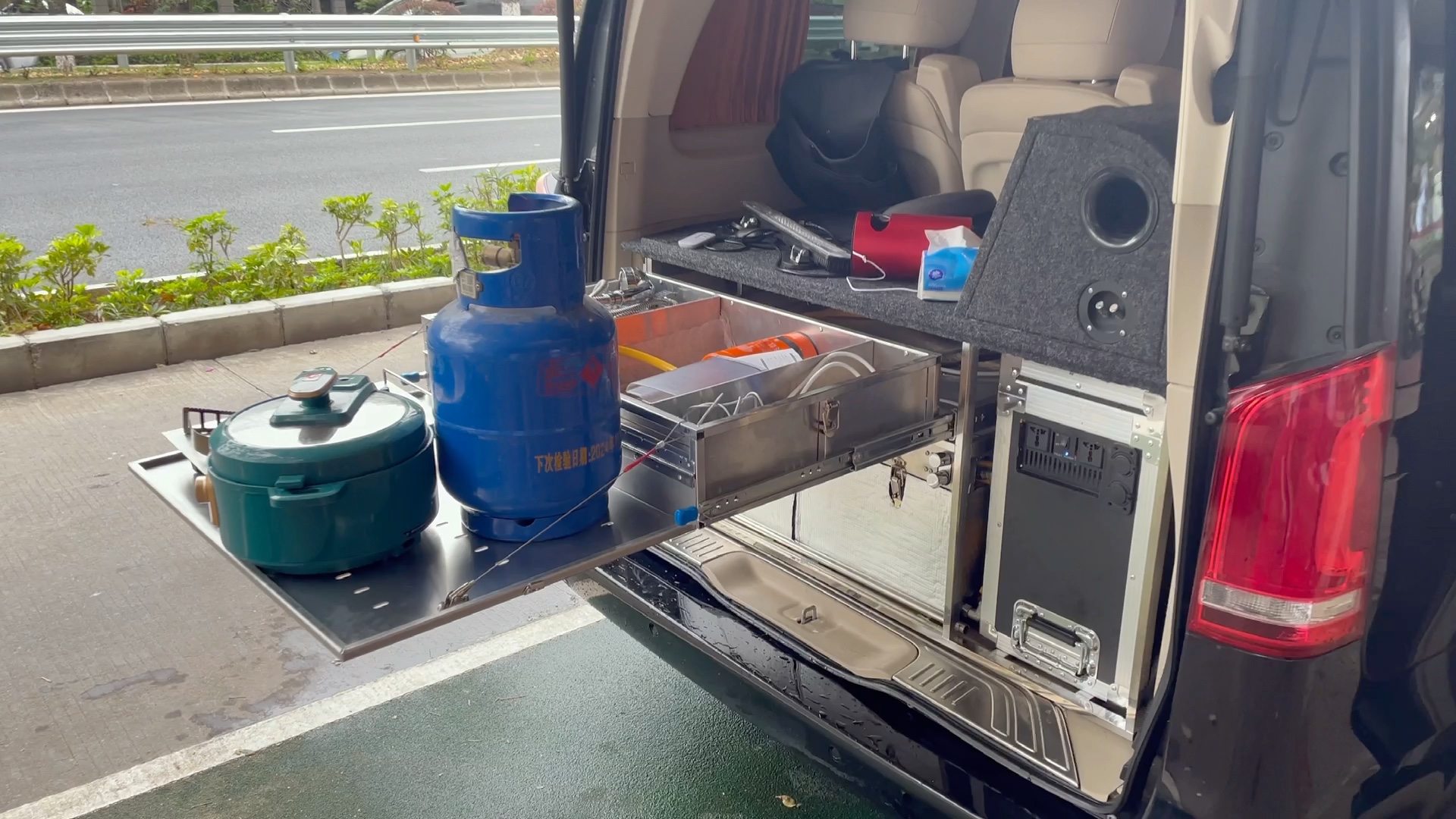 奔驰车尾魔盒水箱厨房储物一应俱全_哔哩哔哩_bilibili