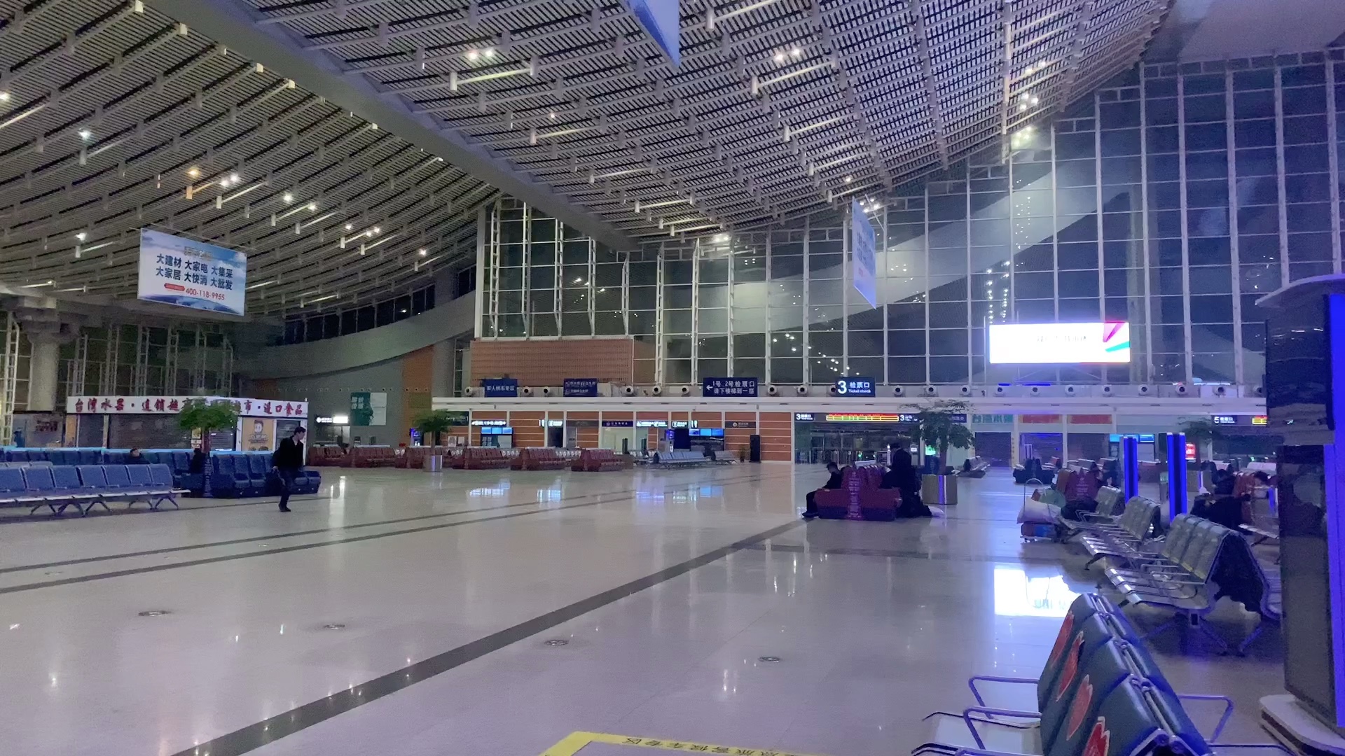 安静的厦门北站候车室