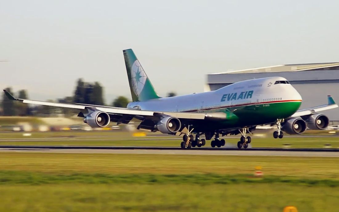 长荣航空波音747-400 (b-16410)降落温哥华国际机场