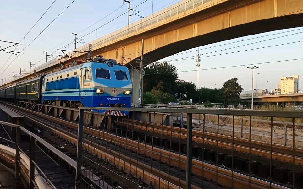 【中国铁路】由ss8牵引的k1527即将到达天津站.