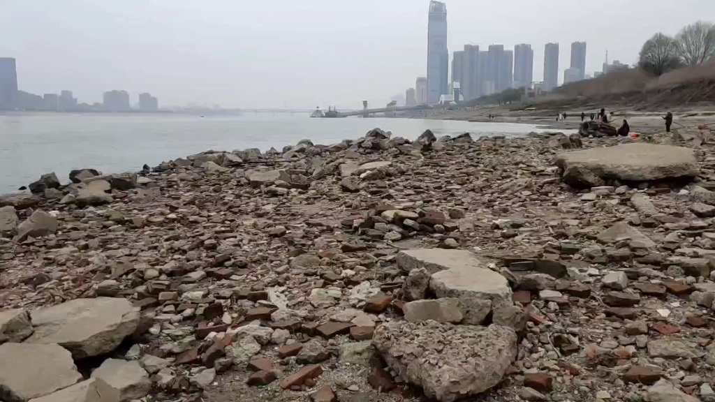 长江进入枯水期,江滩边竟出现这么多建筑垃圾和废料?从哪来的?哔哩哔哩bilibili