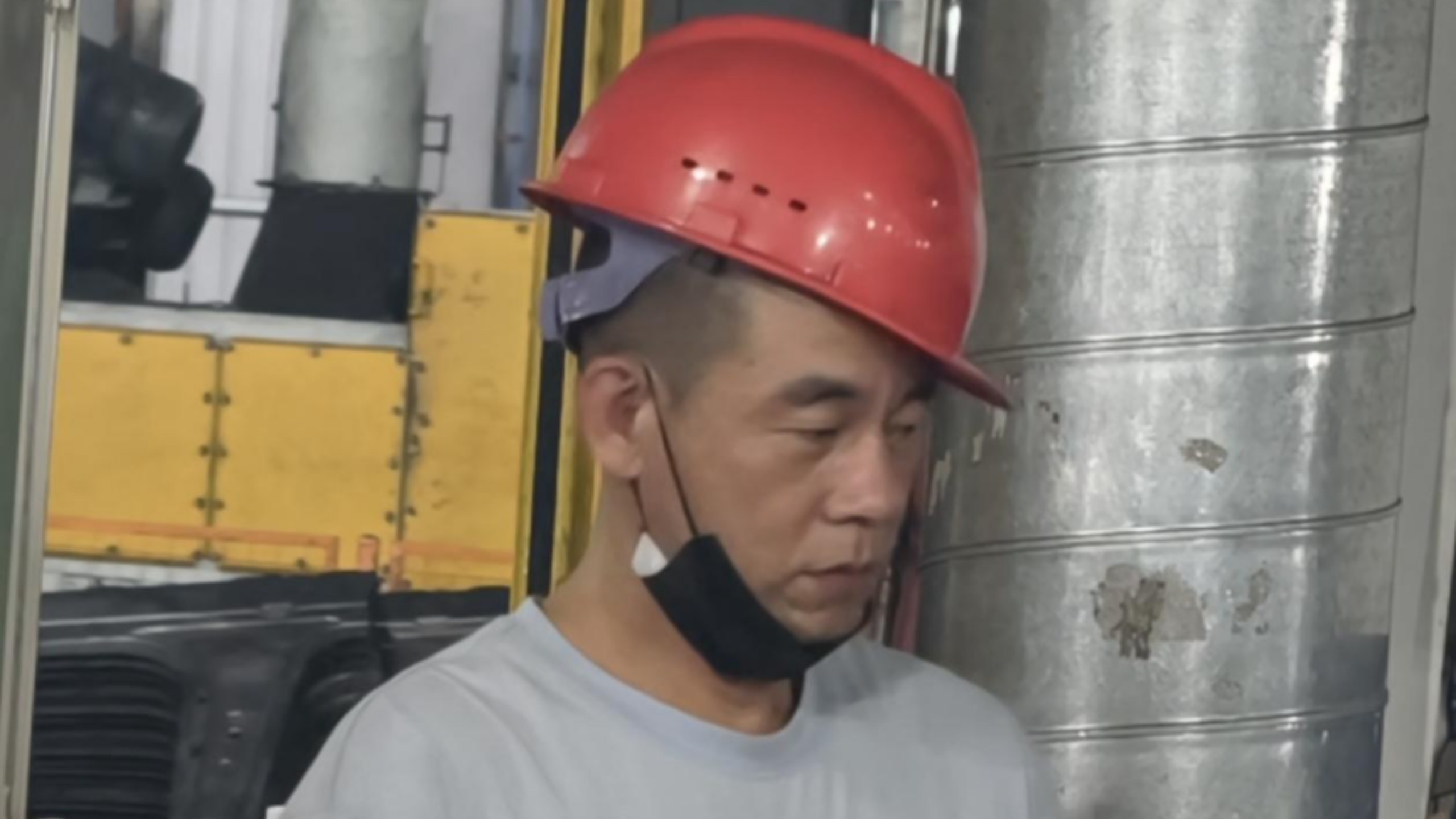 车间版陈小春？福建工人撞脸陈小春，同姓陈、五十多岁、带广东口音，耳垂褶皱，鬓角发际线高度相似，网友：这也太巧了吧（素材来源：@阿Vgg ，部