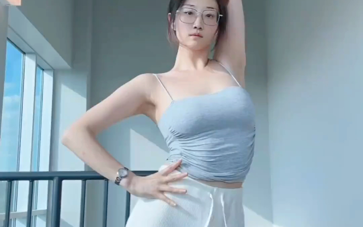 还得是练舞蹈 戴眼镜的反差女大学生