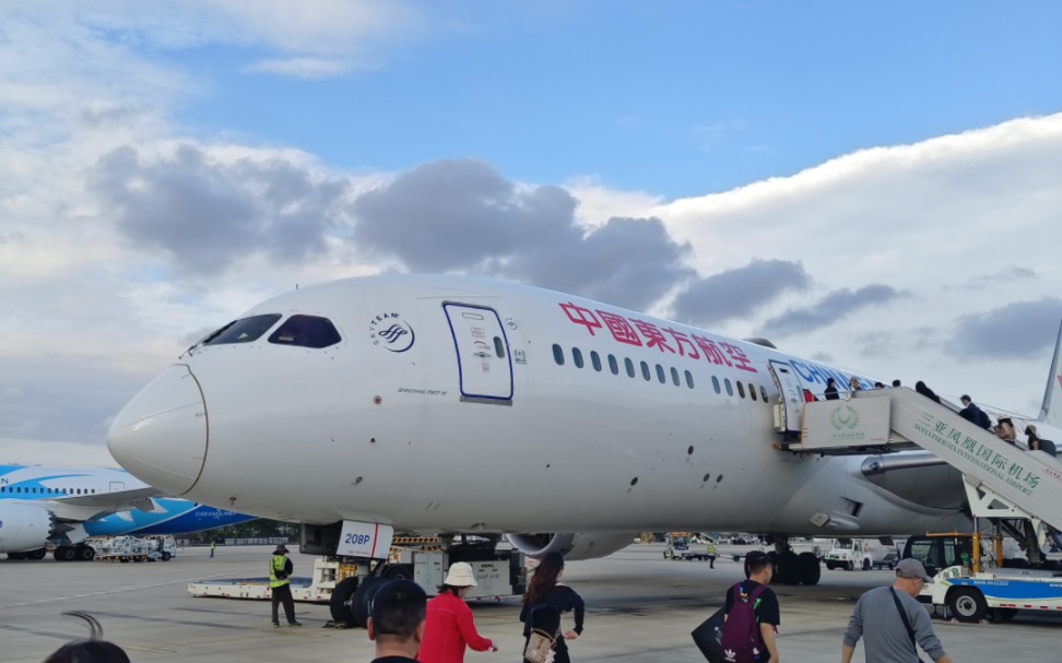 声音超萌的东航乘务长广播(视频里录的不是很清楚)