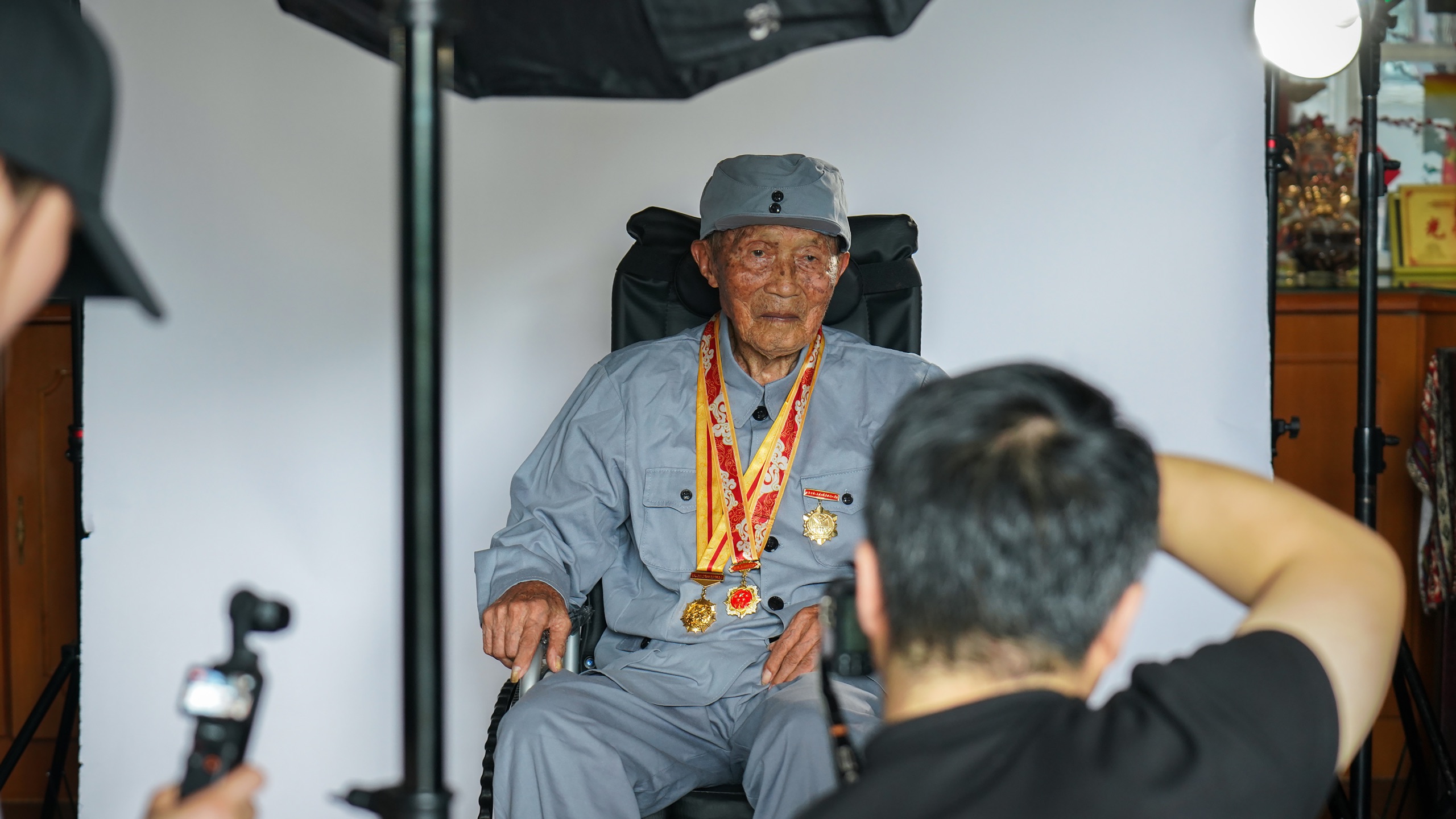 【独家纪录】为80位抗战老兵拍“戎装”照