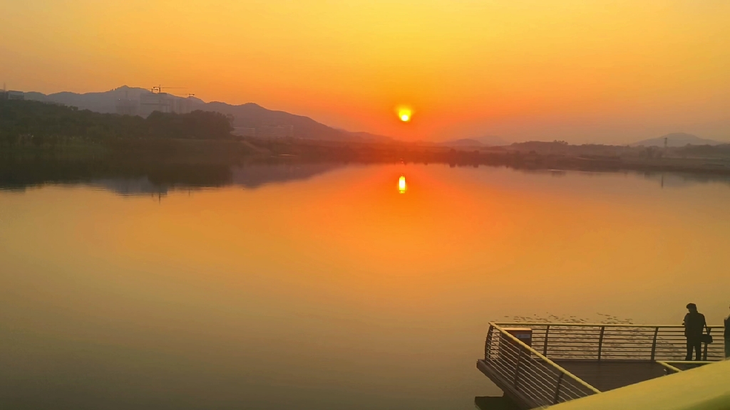 山映斜阳天接水,芳草无情,更在斜阳外.