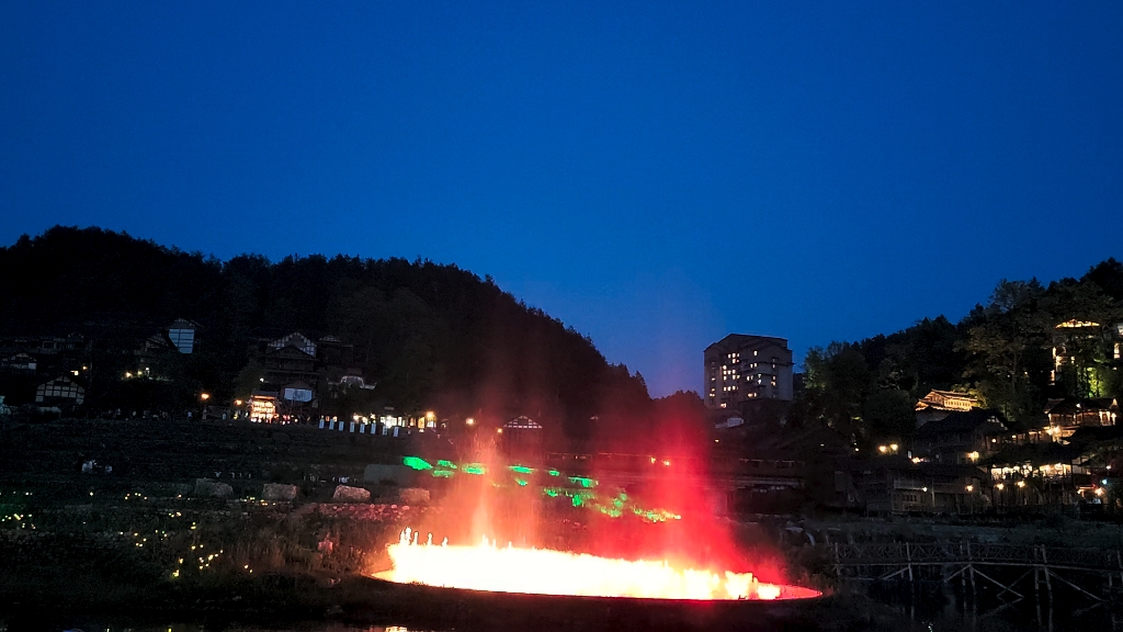 龙里龙吐水夜景图片