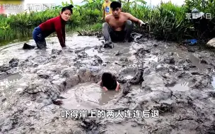 Download Video: 女人水坑边洗手，水坑突然冒出黑不溜秋的东西，看清之后高兴坏了