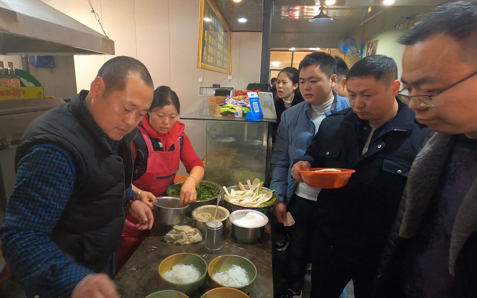 河南特色饮食,生意火到爆,食客天天排队,1000多碗不够卖真厉害哔哩哔哩bilibili