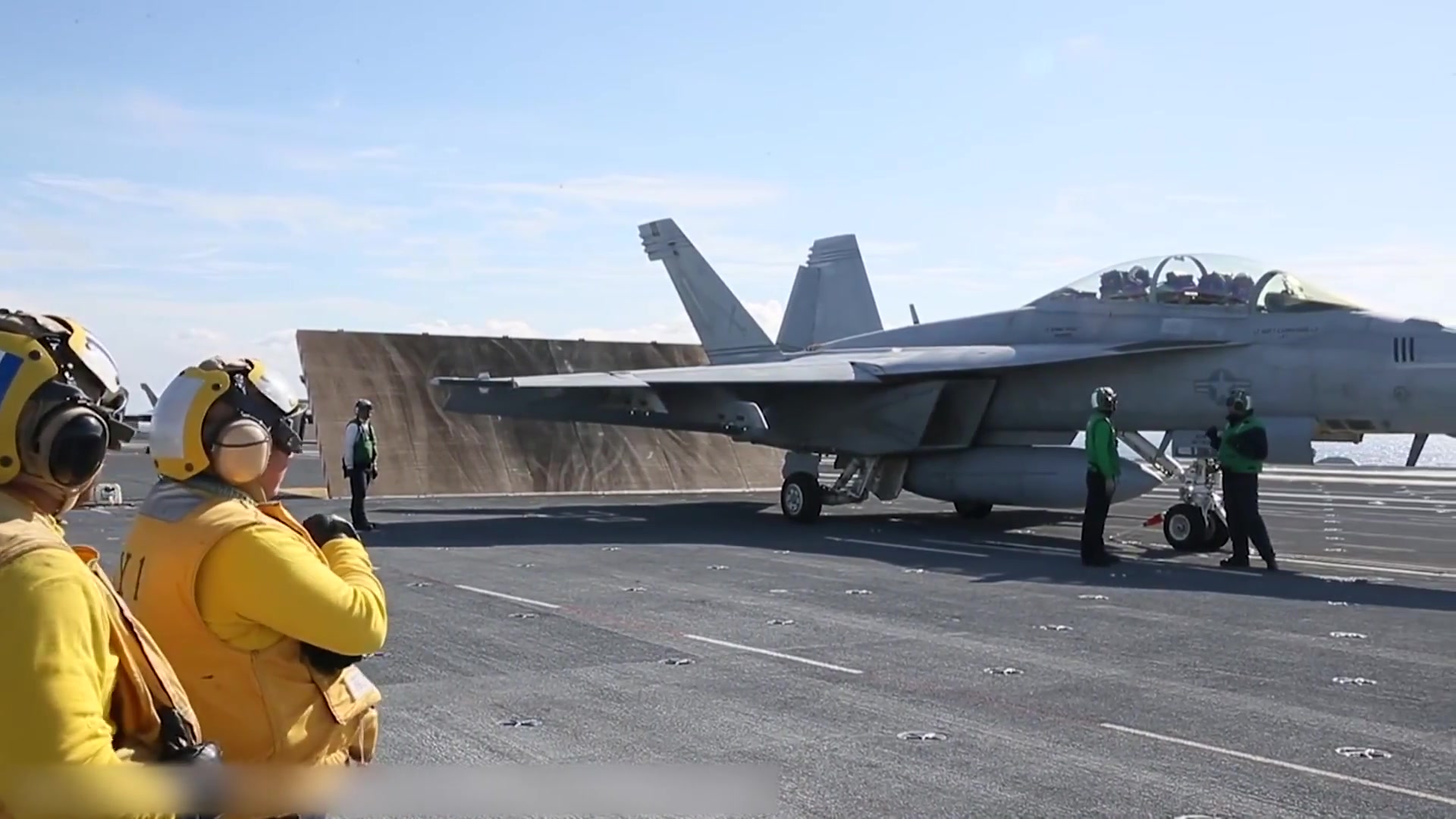 福特号航母最新镜头|正在进行新型电磁弹射飞机起飞训练