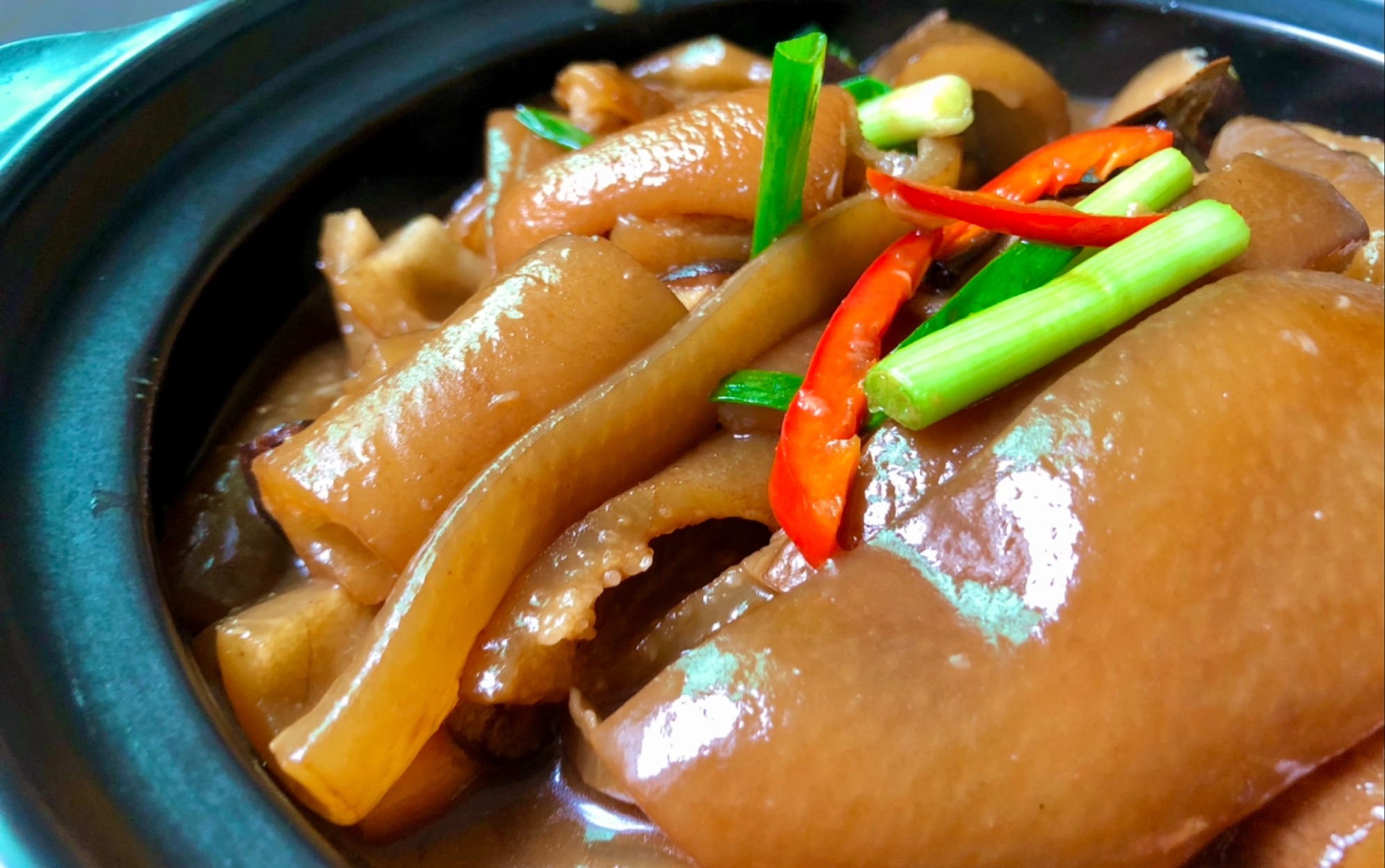 老板娘送的猪皮,做顿家常猪皮煲,软糯入味,满满胶原蛋白