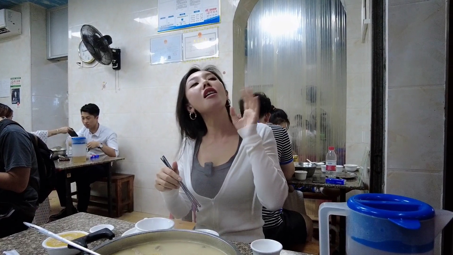 妹子在广东湛江吃羊胎鸡煲,偶遇男网友,互相换着吃,好开心