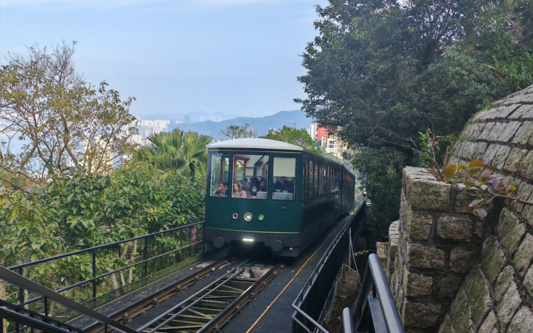 【登太平山顶 揽维港全景】香港太平山顶缆车(中环总站-山顶总站)全程