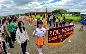 Video herunterladen: 【京都橘】高校吹奏楽部 05/05/2023海の中道海浜公園行进表演4K