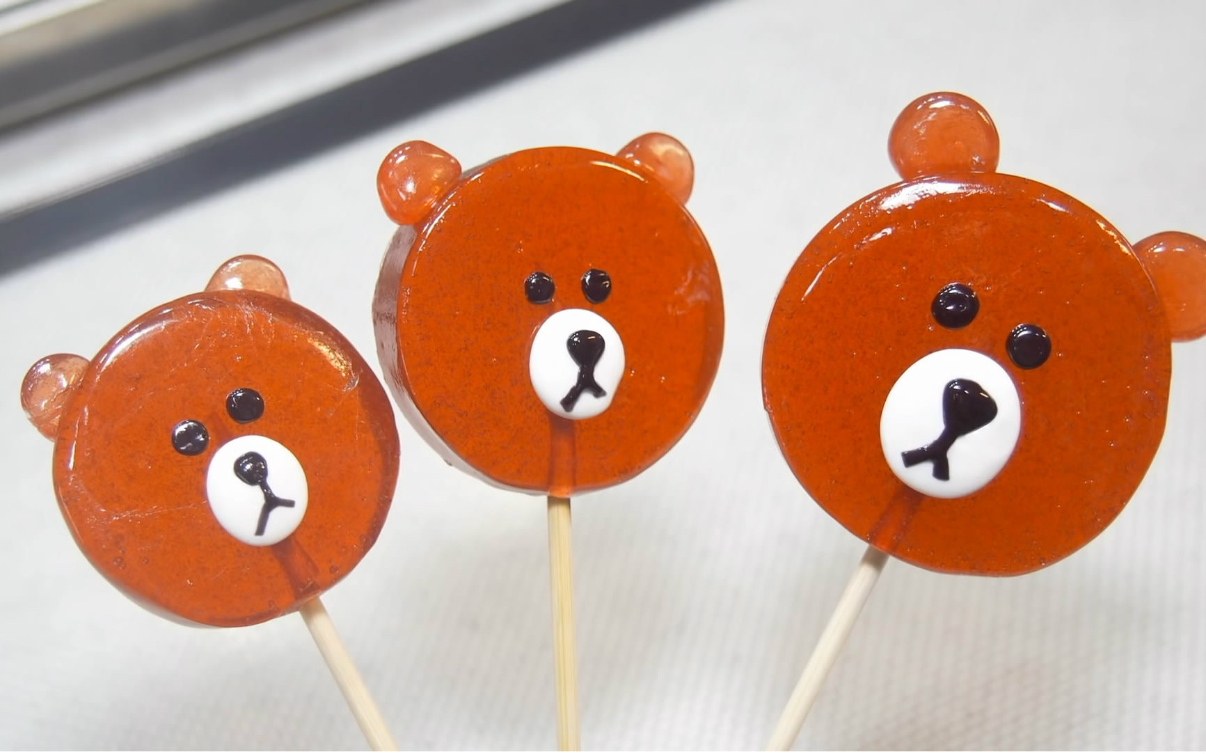 制作布朗熊形状的棒棒糖!~!