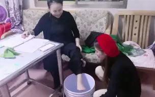 Скачать видео: 越南儿媳给婆婆洗脚，看把公公给感动的