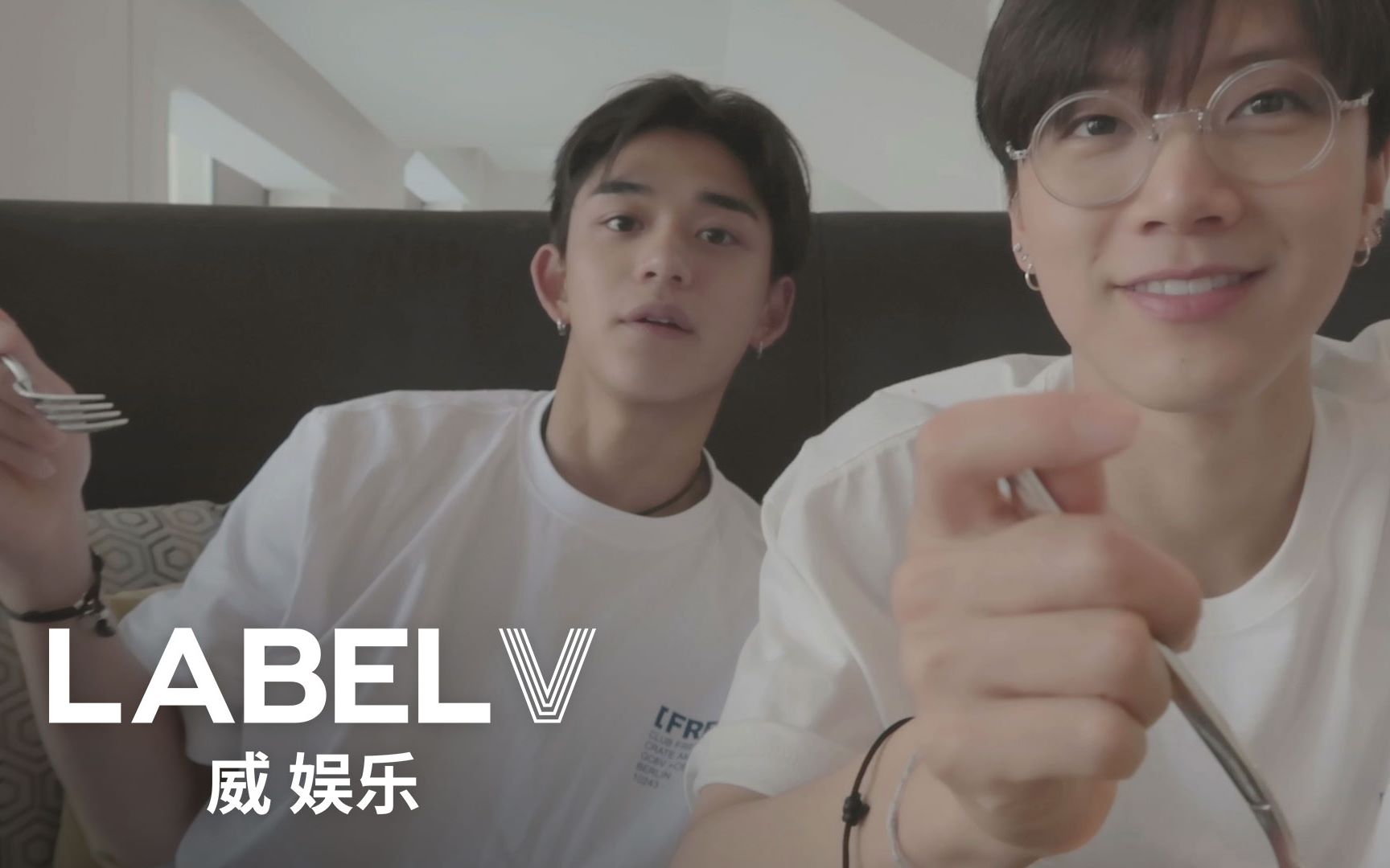 [图][威神V/WayV] [威神V-log] LUCAS V-log challenge in Dubai (with V-log master)