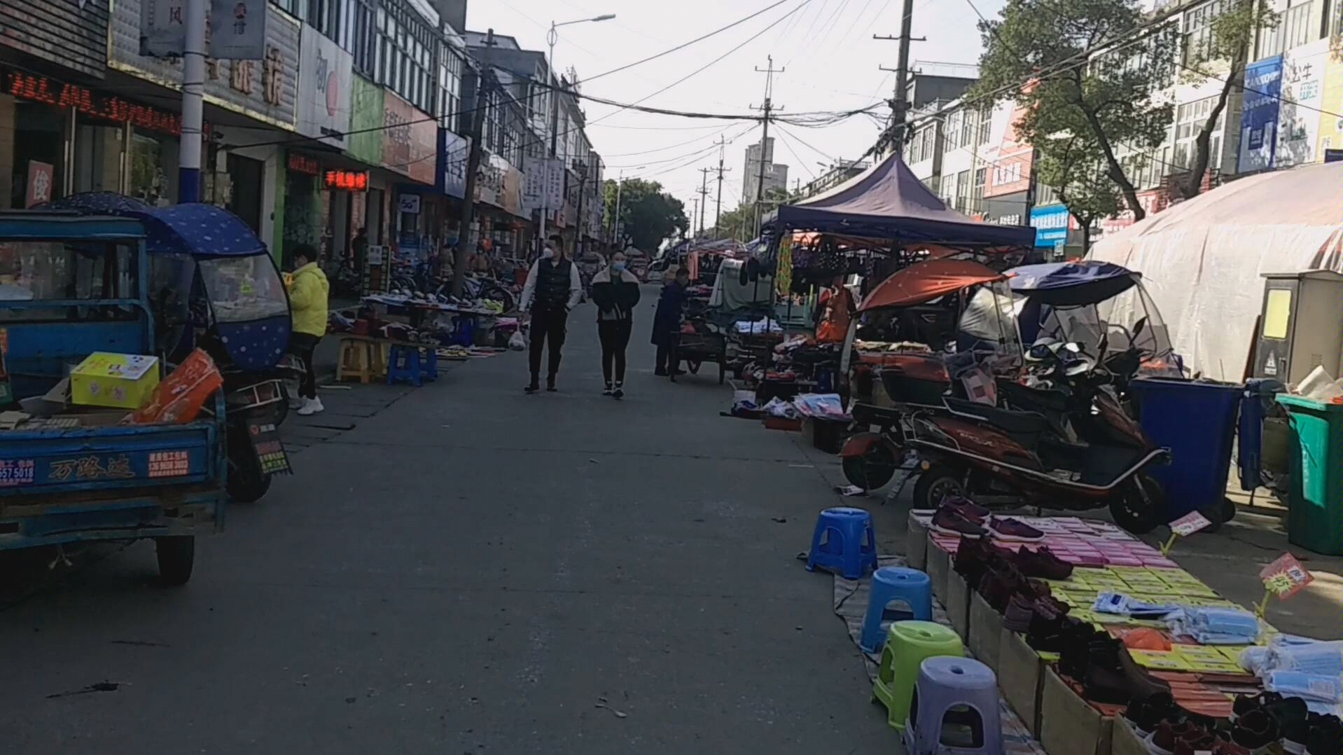 芜湖市沈巷镇的街道,每到逢年过节的时候,街上的人总是人山人海的.