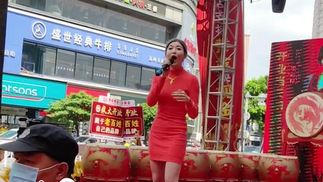 [图]#李彩桦小县城商演 视频中舞台简陋，她身穿红色连衣裙卖力演唱，现场观众也是寥寥无几，曾凭借电视剧《回家的诱惑》红遍大江南北，没想到如今却沦落到这种地步，令人唏嘘