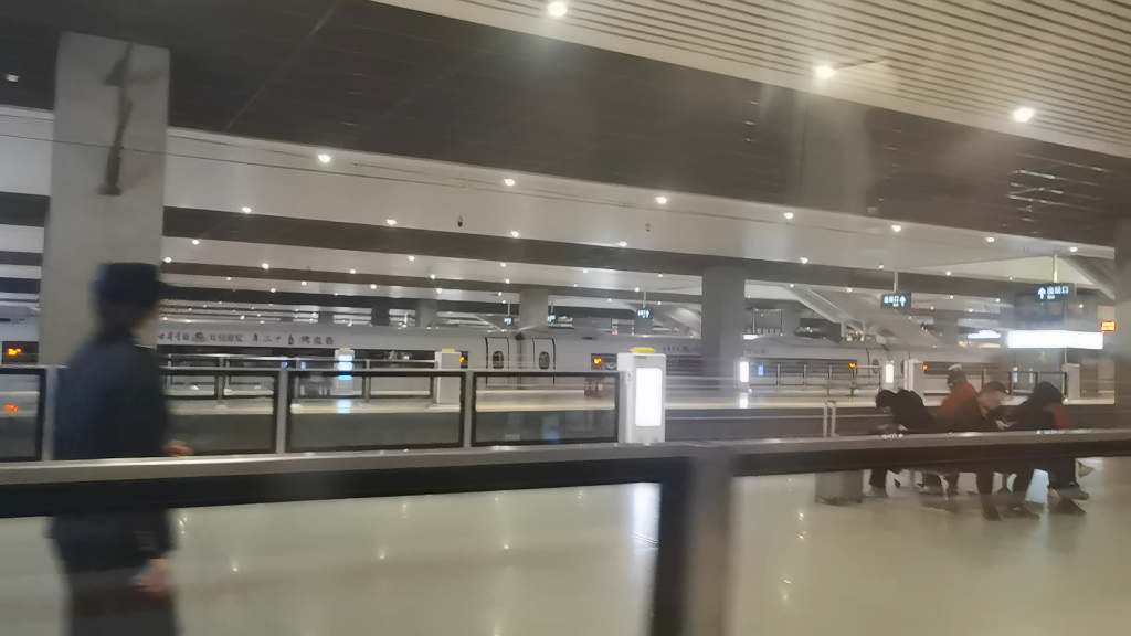 [中国铁路]罕见!c2948次列车在中途站郑州东站从19站台逆向发车