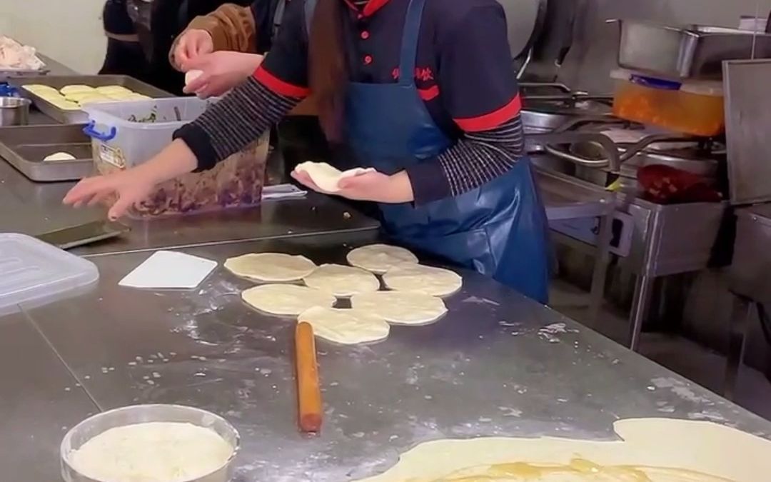 正宗麦多馅饼制作中,学生排队就餐中……哔哩哔哩bilibili