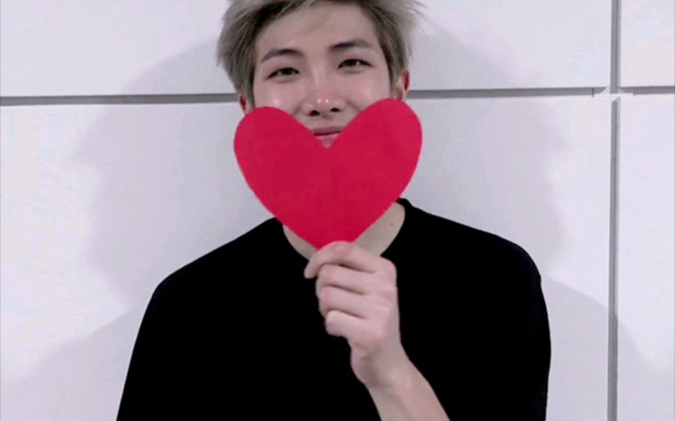 【防弹少年团/金南俊】是比心后会害羞的爹系爱豆