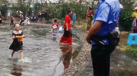 泼水节小朋友们“洗警”,警察叔叔蹲下来接受小朋友们的泼水祝福.哔哩哔哩bilibili