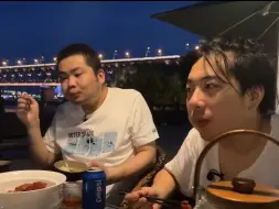 Video herunterladen: 深夜江边闲聊，贪吃胡化身柏拉胡