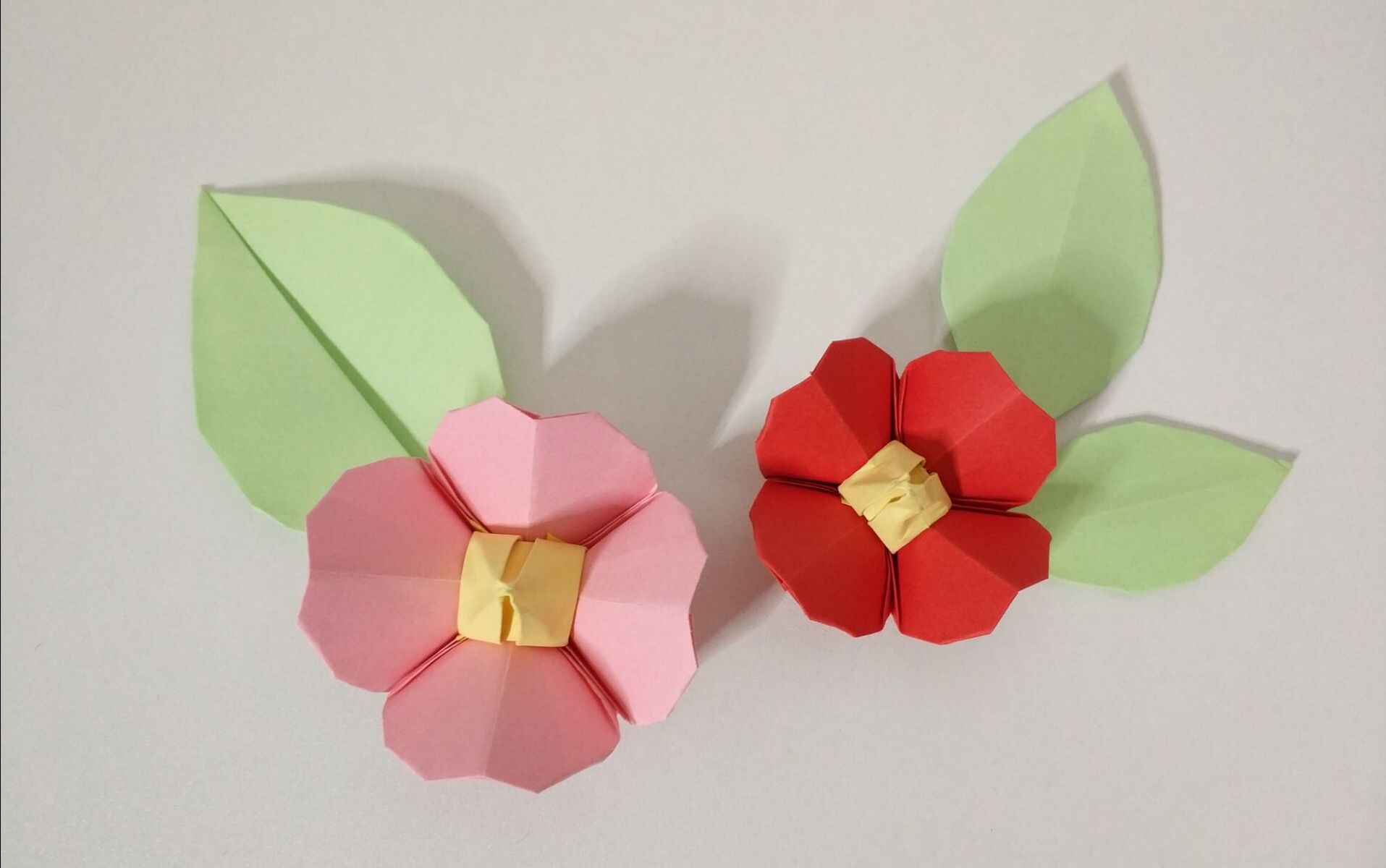 漂亮的折纸山茶花捡根树枝装扮一下插在花瓶里超级漂亮的哦