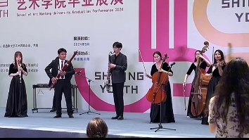 5.19小蒋音乐表演路透视频,帅死了,又帅又高,祝蒋胡演出顺利!视频来源于:某书(善变的炸鸡7)哔哩哔哩bilibili