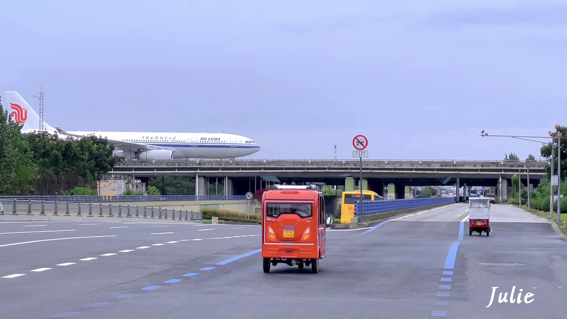 航空成都的一大特色飞机在大马路上遛弯儿西博会一开始大飞机很多