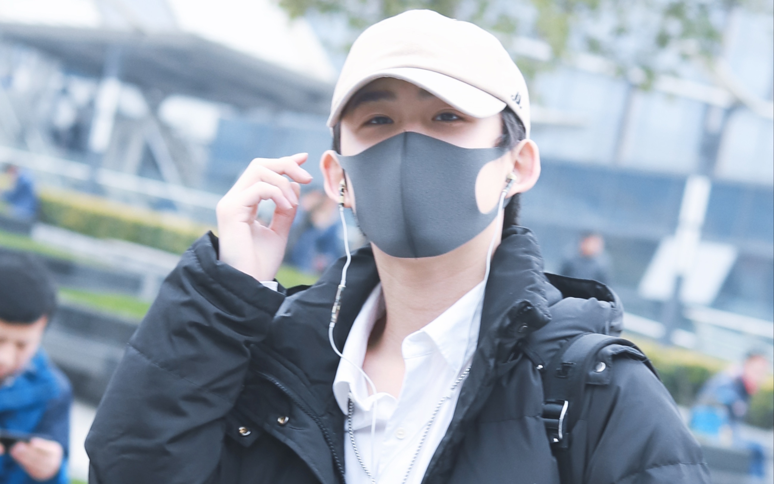 易安音乐社小朋友「余沐阳」放假回家高铁站记录 领口要扣扣好!