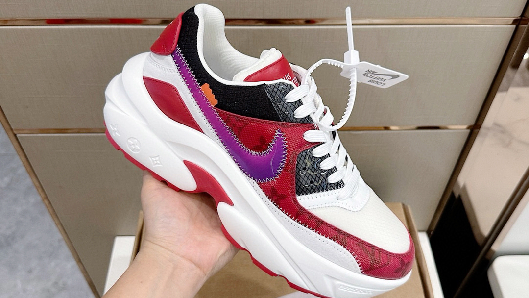 高仿lv路易威登x nike 联名款低帮休闲远动鞋侧身联名印花77装饰