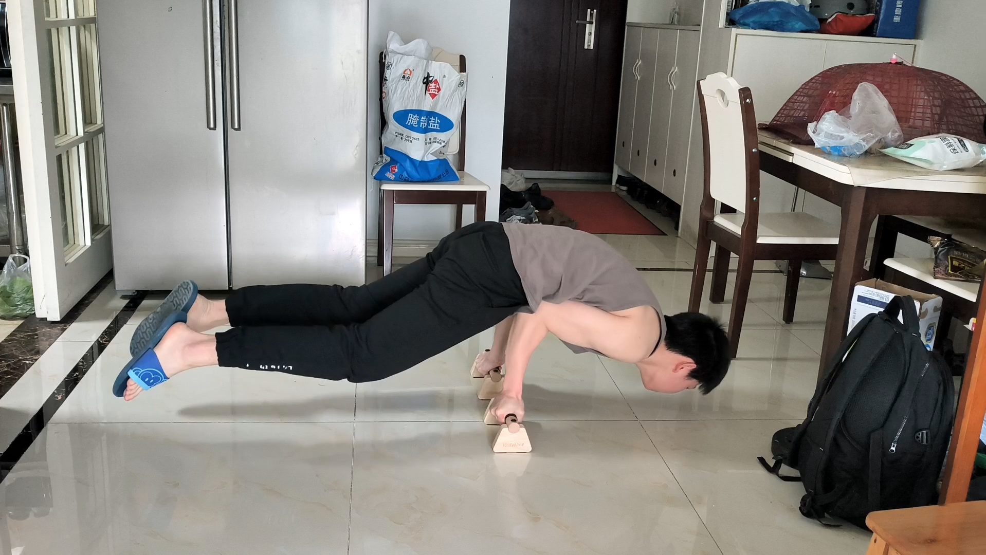 飞机撑,俄挺学不会试试飞机撑,挺简单的一个平衡动作,平衡感好的人就