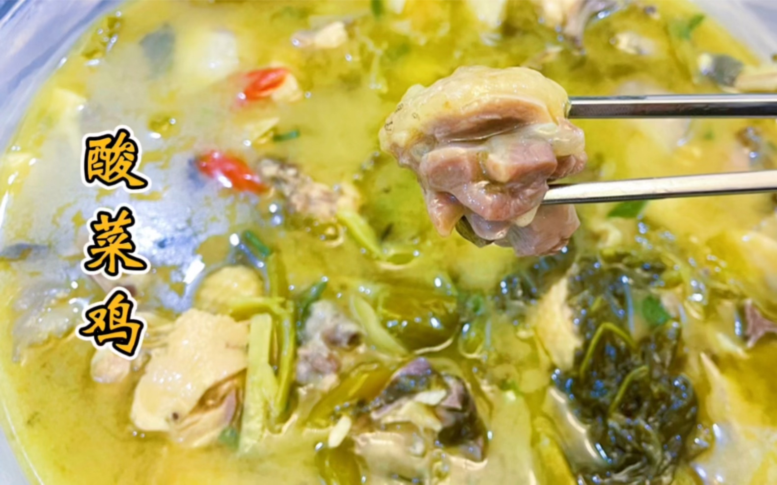 猫咪陪着种花,回家来份酸菜鸡