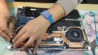 小女生新买的天选3刚到手贴膜时用力过猛屏碎了，天选3更换屏幕