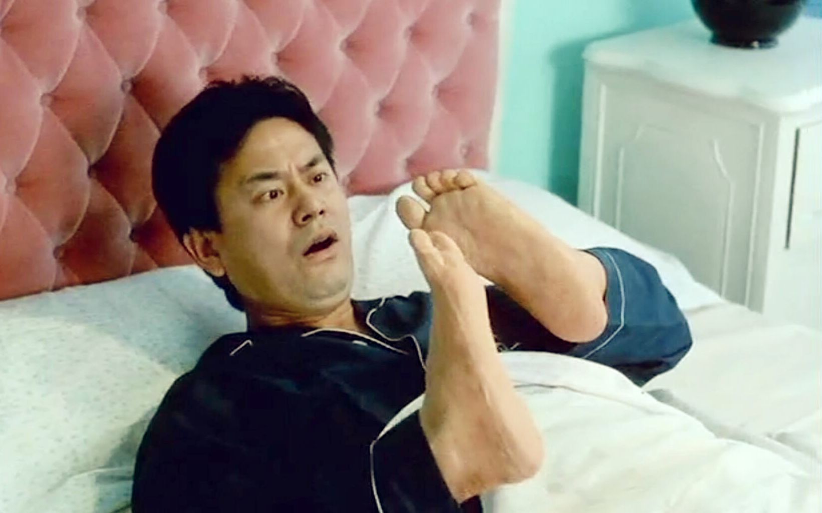 男子一觉醒来发现自己的手变成了脚当场吓晕了过去