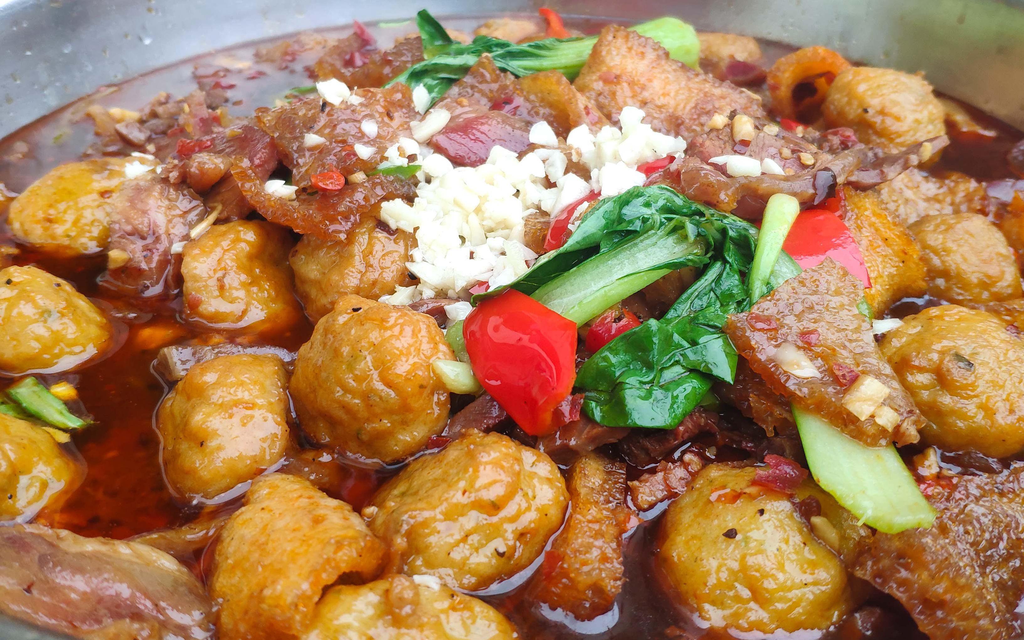 老刘今天做水煮牛肉大杂烩,满满一大锅,又香又辣,全家吃过瘾!