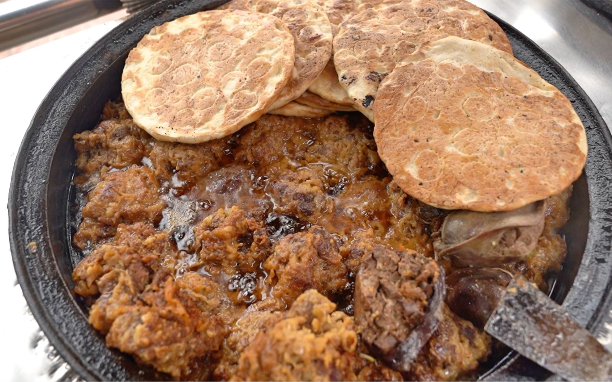 新疆特色美食馕包肉20元/份，200g羊羔肉油锅煎熟，有点像红烧狮子头-品味新疆-品味新疆-哔哩哔哩视频