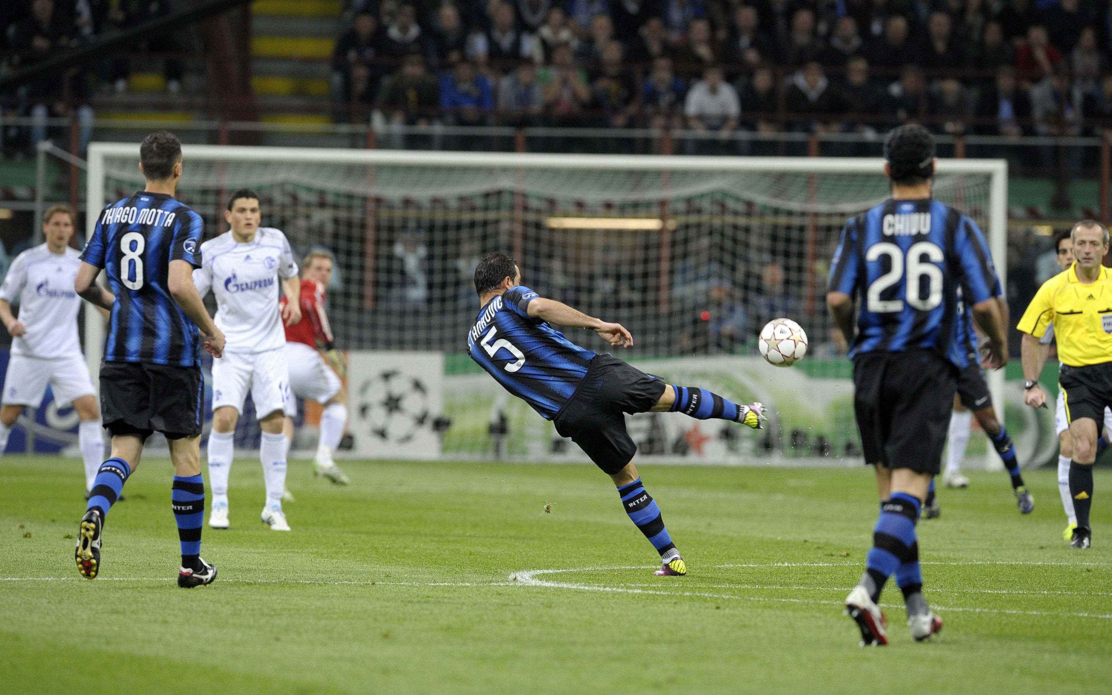 历史上的今天:2010年欧冠斯坦科维奇开场闪击半场吊射诺伊尔