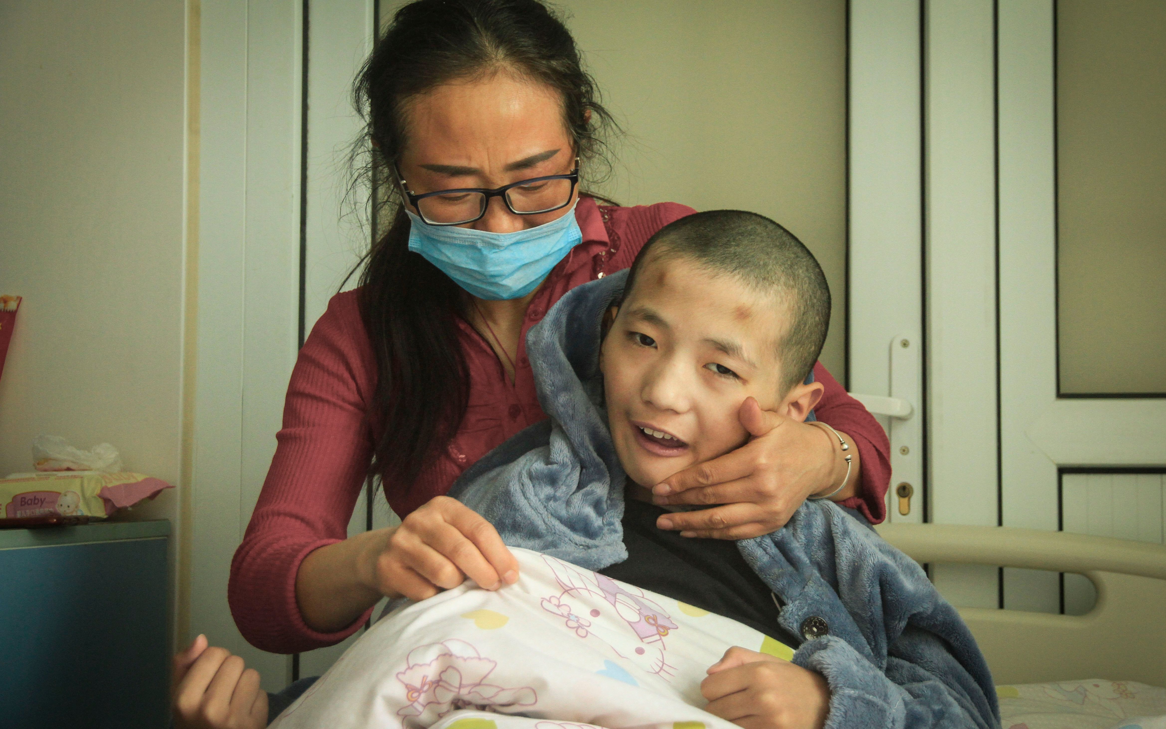 12岁男孩被罕见病毒感染形同植物人,母亲哭诉:我是家里的罪人_哔哩