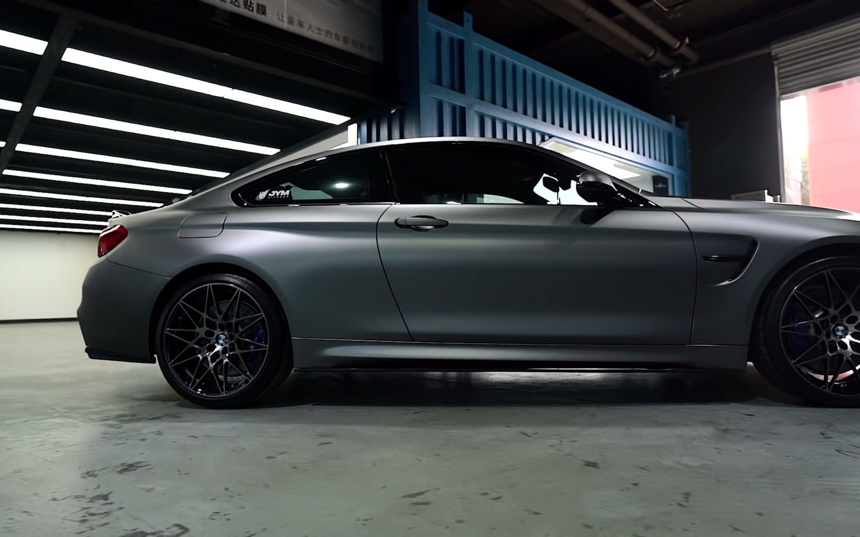 成都宝马m4装贴雾面战斗灰,瞬间有种猛兽出笼的感觉!